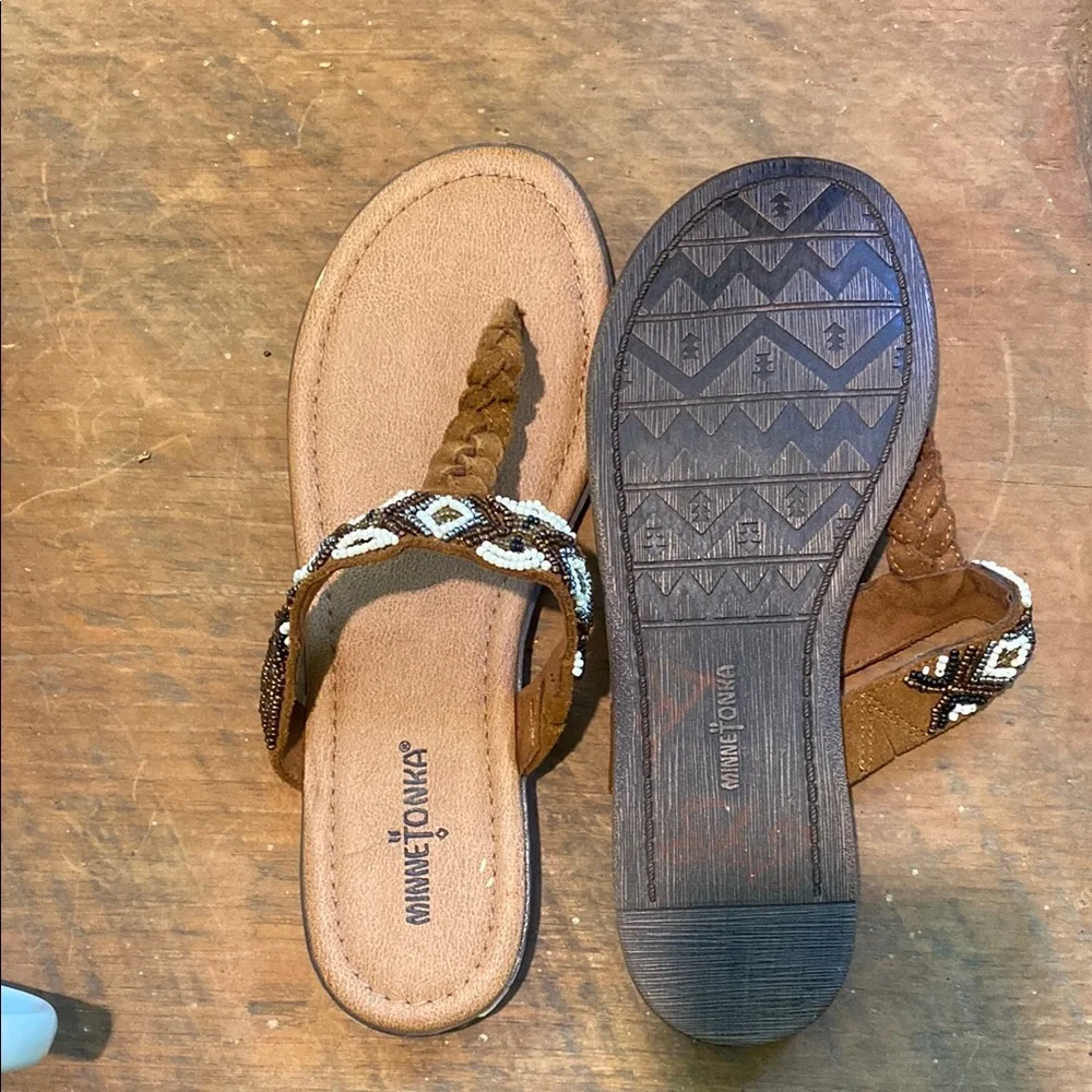 Minnetonka Women's Tan and White Beaded Sandals